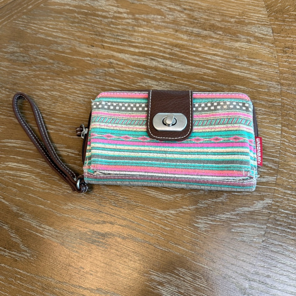 Unionbay Women's Clutch Wallet Zip Around With wrist Strap Print Wristlet